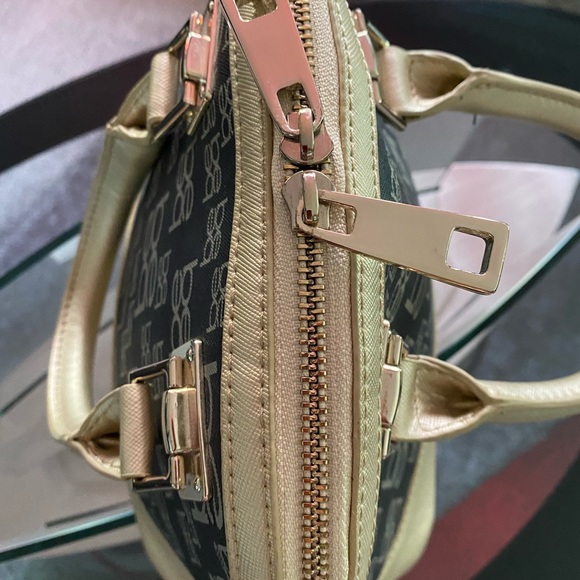 Signature Bebe Black & Gold Handbag Almost New 10” W 7 1/2” H‼️❤️🔥❤️🔥 - Picture 6 of 9